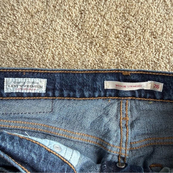 Levi’s Premium Wedgie Straight Jeans Size 26 Dark Wash Raw Hem - Picture 2 of 7